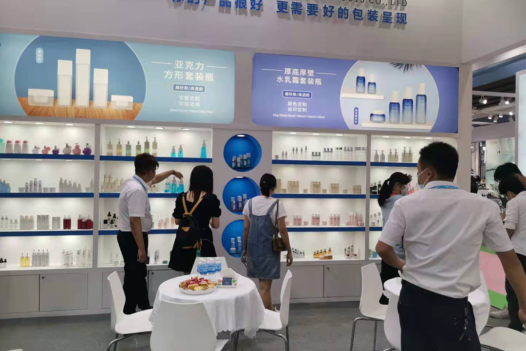 2021年第58屆美博會(huì)完美落幕。主打現(xiàn)貨區(qū)域產(chǎn)品和新推出的厚壁套裝系列產(chǎn)品吸引了眾多參觀者前來(lái)圍觀咨詢(xún) ?來(lái)來(lái)往往的客戶(hù)絡(luò)繹不絕，現(xiàn)場(chǎng)人氣爆滿(mǎn)，收獲了參觀者們一致的好評(píng)和認(rèn)可